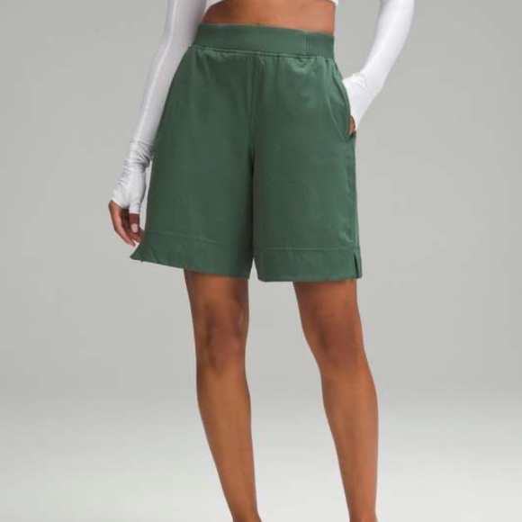Lululemon stretch woven mid-rise bermuda short - Picture 1 of 7